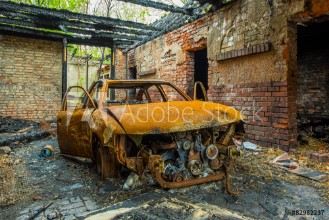 Bild på Verbranntes und verrostetes Auto Front